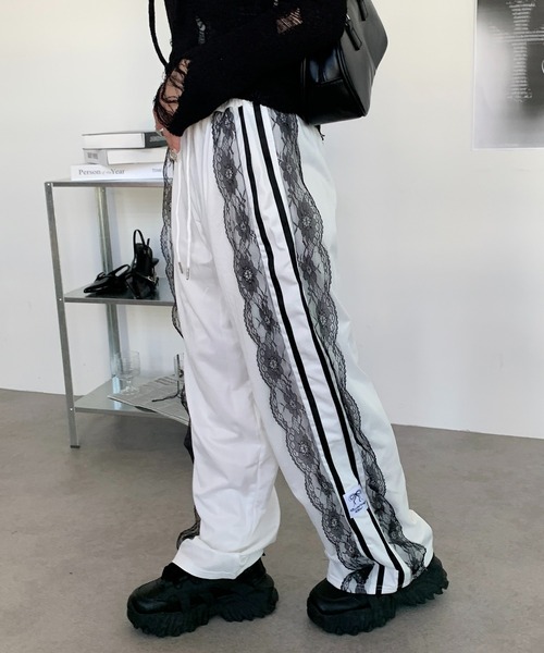 lilful（リルフル）の「サイドレースダブルライン ワッペン付 ワイドスウェットジャージパンツ（スウェットパンツ・レディース・ホワイト/ブラック・S/M）」の7枚目の写真