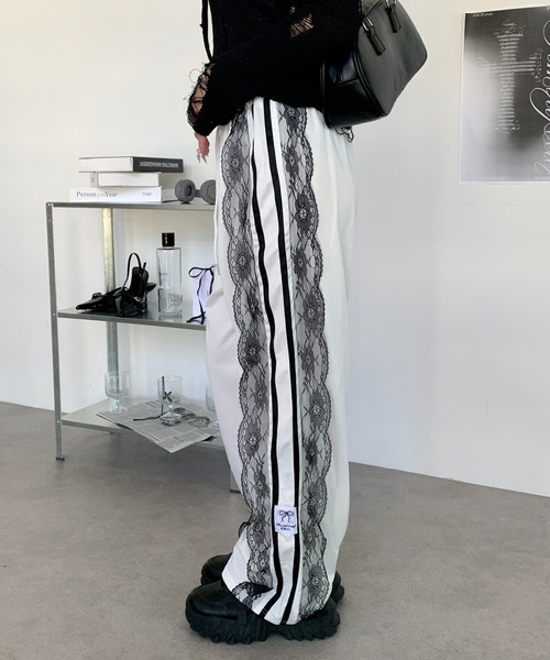 lilful（リルフル）の「サイドレースダブルライン ワッペン付 ワイドスウェットジャージパンツ（スウェットパンツ・レディース・ホワイト/ブラック・S/M）」の8枚目の写真