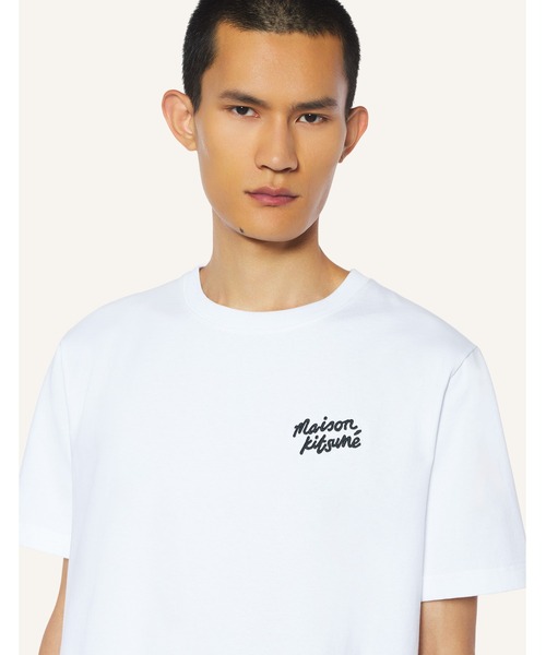 Maison Kitsune(メゾンキツネ)の「MAISON KITSUNE HANDWRITING COMFORT TEE-SHIRT(Tシャツ/カットソー・メンズ・ホワイト×ブラック/モスグリーン/ブラック×ホワイト/アッシュブラウン/ナチュラル/ネイビー・XL/L/M/S/XS)」の2枚目の写真