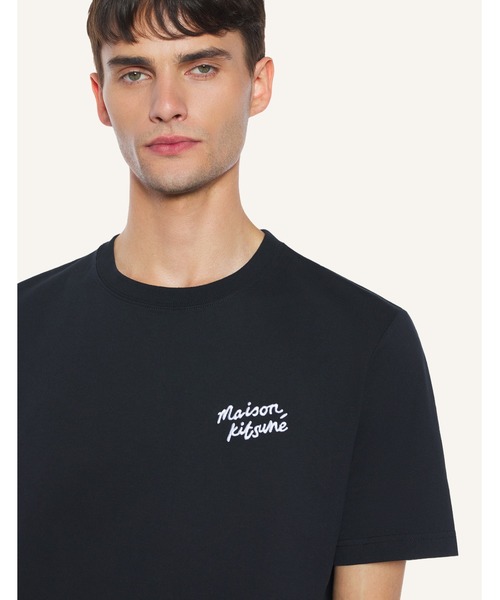 Maison Kitsune(メゾンキツネ)の「MAISON KITSUNE HANDWRITING COMFORT TEE-SHIRT(Tシャツ/カットソー・メンズ・ホワイト×ブラック/モスグリーン/ブラック×ホワイト/アッシュブラウン/ナチュラル/ネイビー・XL/L/M/S/XS)」の3枚目の写真