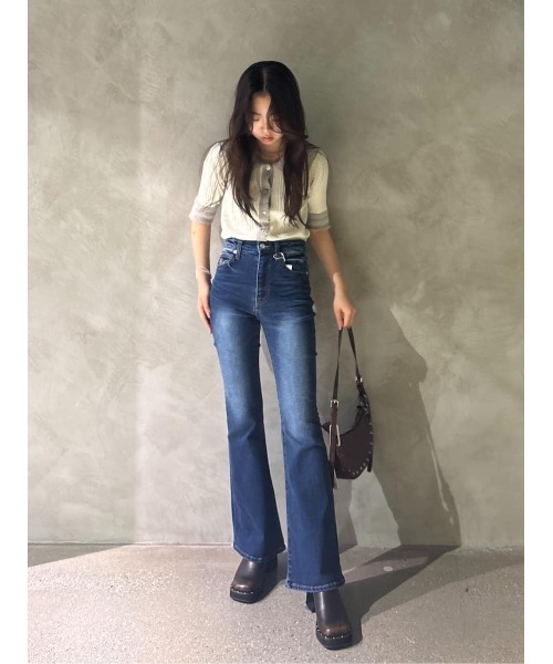 AZUL by moussy(アズールバイマウジー)の「【身長/骨格別着用画像あり】超絶美脚!POLO BCS×AZUL フレアデニム ストレッチ 履き心地抜群 コラボ デニム ポロ 細見え 着やせ 体系カバー(デニムパンツ・レディース・ブルー・MEDIUM/SMALL)」の22枚目の写真