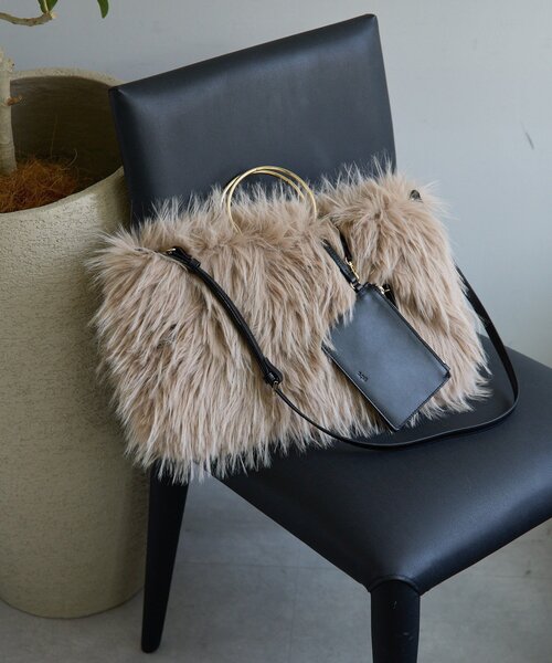 GALLARDAGALANTE(ガリャルダガランテ)の「【2.718】シャギーリングハンドルバッグ(ショルダーバッグ・レディース・ライトグレー/ベージュ・FREE)」の5枚目の写真