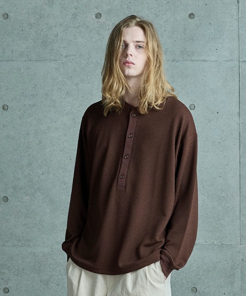 FUSE(フューズ)の「テックサーマル ヘンリーネックシャツ(Tシャツ/カットソー・メンズ・グレー/ホワイト/ブラウン・01/02/03)」の1枚目の写真