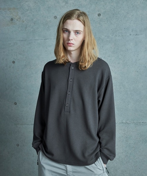 FUSE(フューズ)の「テックサーマル ヘンリーネックシャツ(Tシャツ/カットソー・メンズ・グレー/ホワイト/ブラウン・01/02/03)」の3枚目の写真