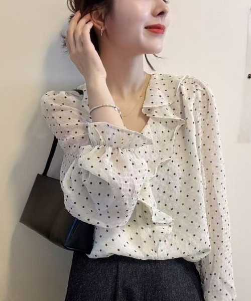 Aelina(エリナ)の「フリルドット柄Vネックトップス(シャツ/ブラウス・レディース・ベージュ・XL/L/M)」の1枚目の写真