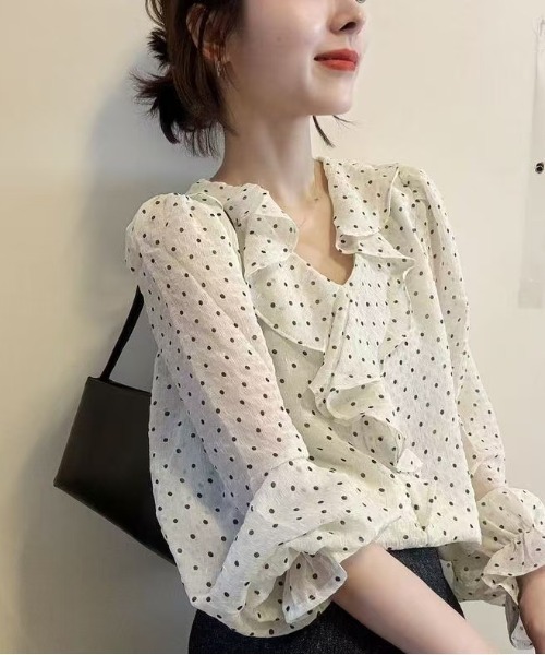 Aelina(エリナ)の「フリルドット柄Vネックトップス(シャツ/ブラウス・レディース・ベージュ・XL/L/M)」の2枚目の写真