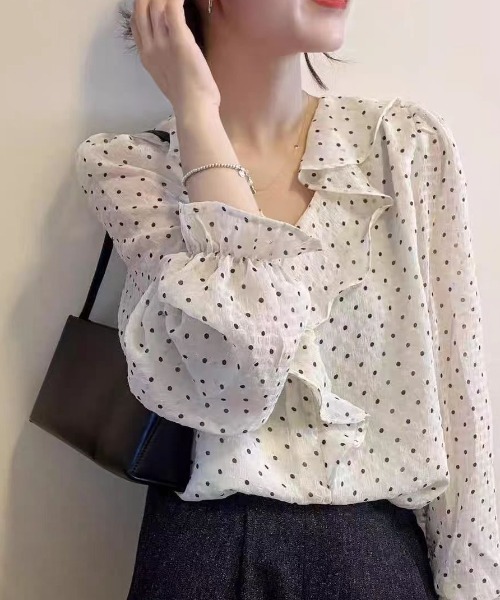 Aelina(エリナ)の「フリルドット柄Vネックトップス(シャツ/ブラウス・レディース・ベージュ・XL/L/M)」の4枚目の写真
