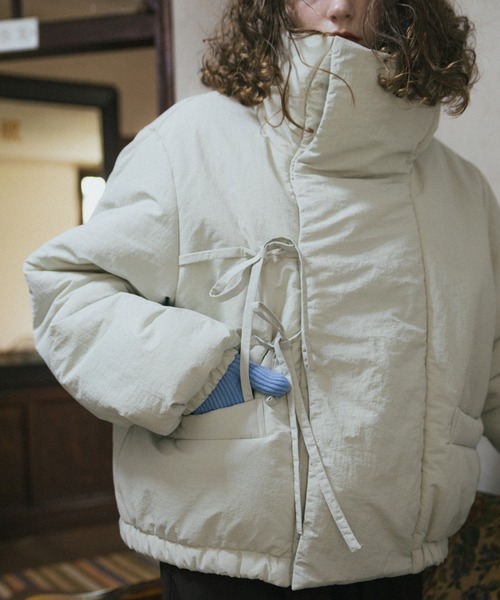 VACANCY（ヴァカンシー）の「ダブルリボンショート丈ダウン（ダウンジャケット/コート・レディース・ブラック/アイボリー・FREE）」の2枚目の写真