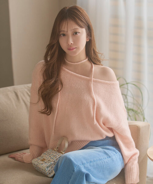 KOBE LETTUCE（コウベレタス）の「[ 小澤美里さんコラボ ]チョーカーリボンワンショルダーニットトップス（ニット/セーター・レディース・アイボリー系/チャコールグレー/ベージュ/ピンク・M）」の4枚目の写真