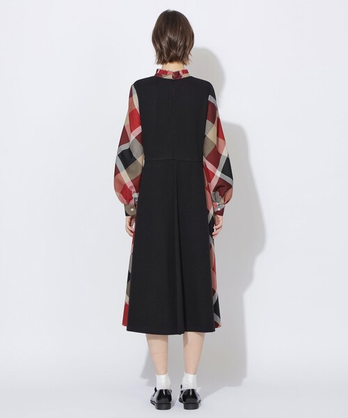 BLUE LABEL CRESTBRIDGE(ブルーレーベルクレストブリッジ)の「【WEB限定】ウールミックスストレッチポンチパーシャルチェックドレス(ワンピース・レディース・ダークネイビー/ブラック・36/38/40)」の4枚目の写真