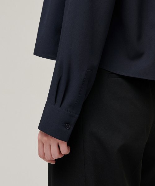MUSINSA STANDARD WOMAN（ムシンサスタンダードウーマン）の「ウィメンズリラックスドクロップシルキーシャツ[ダークネイビー]（シャツ/ブラウス・レディース・その他・SMALL/MEDIUM）」の5枚目の写真