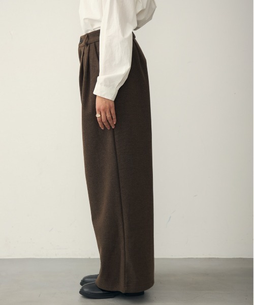 attiree(アティレー)の「微起毛ワイドパンツ(スラックス・レディース・ブラウン/チャコールグレー・MEDIUM/LARGE)」の6枚目の写真