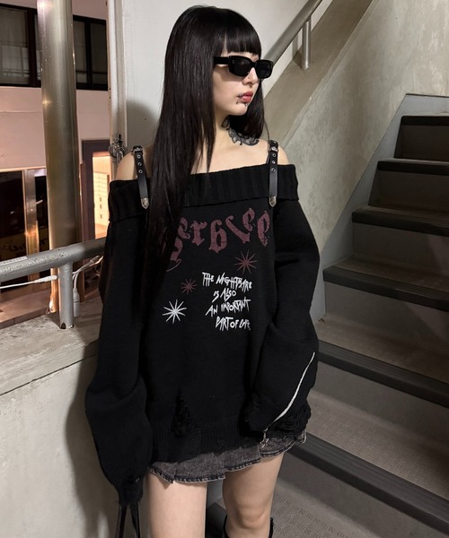 Figments(フィグメンツ)の「オフショルベルトゴシックロゴニット(ニット/セーター・レディース・ブラック/ホワイト・FREE)」の2枚目の写真