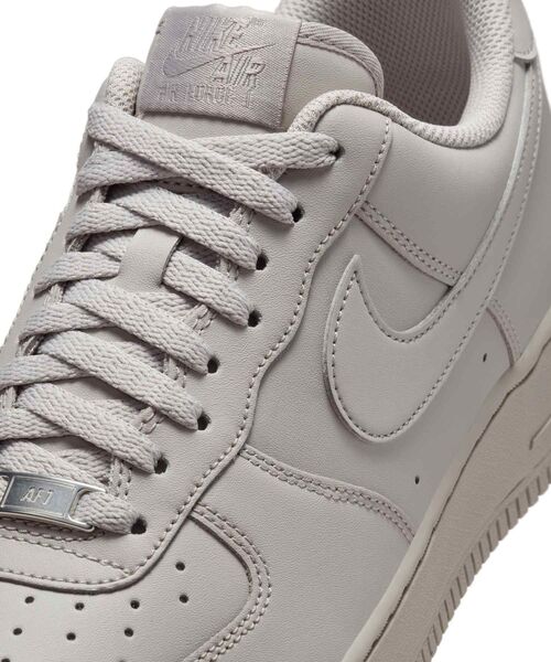 NIKE(ナイキ)の「ナイキ エア フォース 1 '07 メンズシューズ / Nike Air Force 1 '07 Men's Shoes IH1698-001 College Grey(スニーカー・メンズ・グレー系その他2・26/25/24/30/29.5/24.5/27.5/26.5/25.5/28.5/29/28/27)」の10枚目の写真