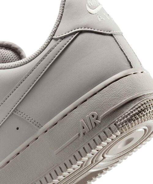 NIKE(ナイキ)の「ナイキ エア フォース 1 '07 メンズシューズ / Nike Air Force 1 '07 Men's Shoes IH1698-001 College Grey(スニーカー・メンズ・グレー系その他2・26/25/24/30/29.5/24.5/27.5/26.5/25.5/28.5/29/28/27)」の11枚目の写真