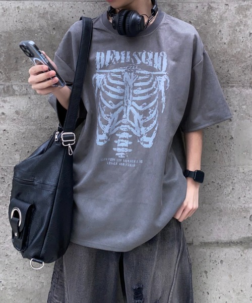 lilful(リルフル)の「【26年春夏新作】スカルボーンプリントTシャツ(Tシャツ/カットソー・メンズ・ブラック/ダークグレー/ベージュ・M/L)」の2枚目の写真