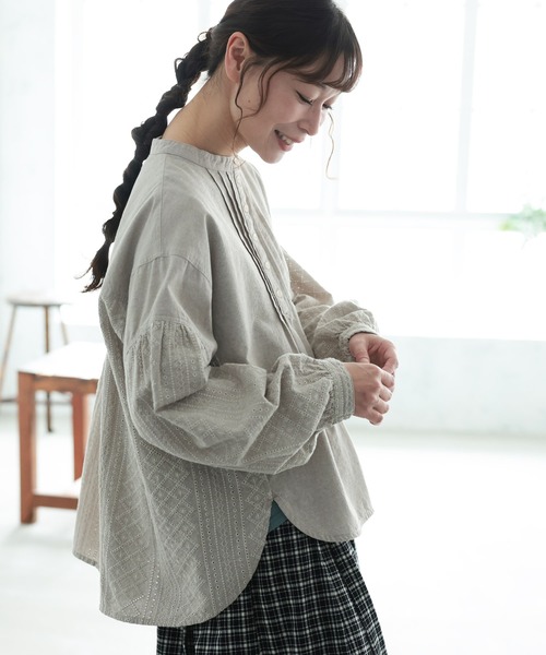 soulberry(ソウルベリー)の「つづる刺繍ブラウス(シャツ/ブラウス・レディース・グレー系その他・5L/4L/3L/LL/L/M)」の1枚目の写真