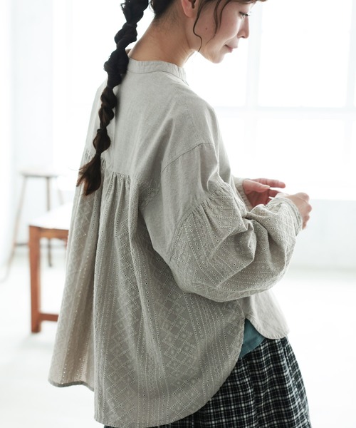 soulberry(ソウルベリー)の「つづる刺繍ブラウス(シャツ/ブラウス・レディース・グレー系その他・5L/4L/3L/LL/L/M)」の3枚目の写真