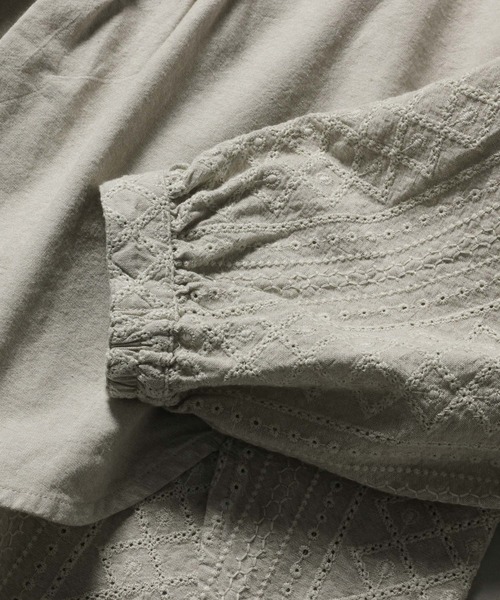soulberry(ソウルベリー)の「つづる刺繍ブラウス(シャツ/ブラウス・レディース・グレー系その他・5L/4L/3L/LL/L/M)」の10枚目の写真