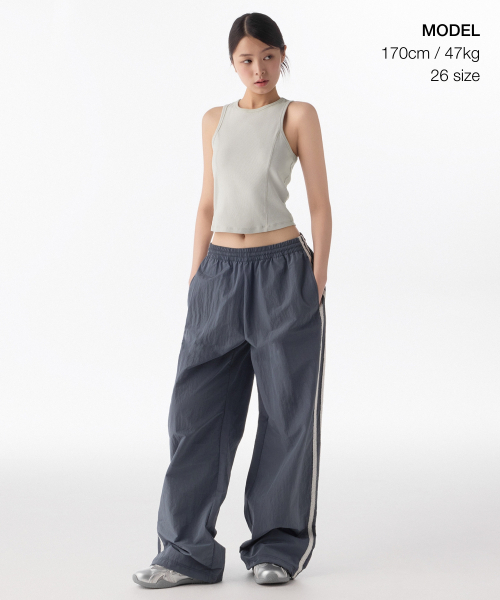MUSINSA STANDARD WOMAN（ムシンサスタンダードウーマン）の「ウィメンズ ナイロン ワイドレース トラックパンツ [ブルーグレー]（スウェットパンツ・レディース・その他・30/24/26/28）」の2枚目の写真