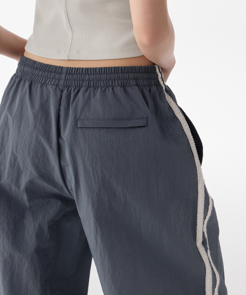 MUSINSA STANDARD WOMAN（ムシンサスタンダードウーマン）の「ウィメンズ ナイロン ワイドレース トラックパンツ [ブルーグレー]（スウェットパンツ・レディース・その他・30/24/26/28）」の4枚目の写真