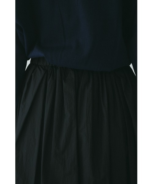 HeRIN.CYE(ヘリンドットサイ)の「Volume nylon skirt ボリュームナイロンスカート(スカート・レディース・カーキ/ブラック/ライトグレー・FREE)」の9枚目の写真
