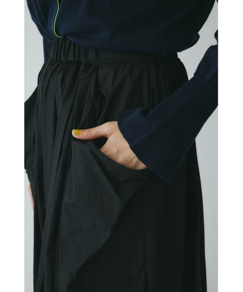 HeRIN.CYE(ヘリンドットサイ)の「Volume nylon skirt ボリュームナイロンスカート(スカート・レディース・カーキ/ブラック/ライトグレー・FREE)」の10枚目の写真