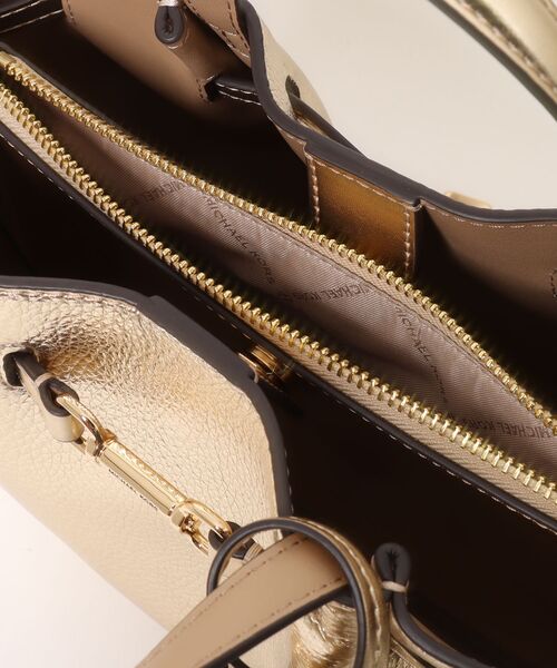 MICHAEL KORS(マイケルコース)の「CARSON SM CZ SATCHEL Satchel(ハンドバッグ・レディース・ゴールド系・FREE)」の4枚目の写真