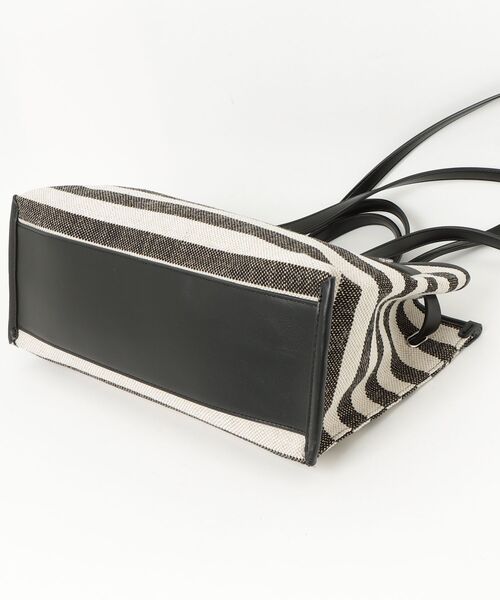 fredy emue（フレディエミュ）の「ボーダープリントスクエアトート（ショルダーバッグ・レディース・ブラック系その他3/ブルー系その他3・FREE）」の4枚目の写真