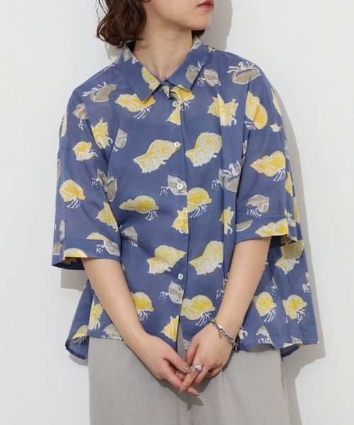 KILKI(キルキー)の「kilki ヤドカリプリントブラウス 半端袖(シャツ/ブラウス・レディース・グレイッシュベージュ/ネイビー系・ONESIZE)」の1枚目の写真