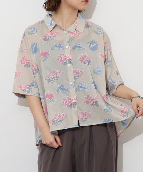 KILKI(キルキー)の「kilki ヤドカリプリントブラウス 半端袖(シャツ/ブラウス・レディース・グレイッシュベージュ/ネイビー系・ONESIZE)」の2枚目の写真