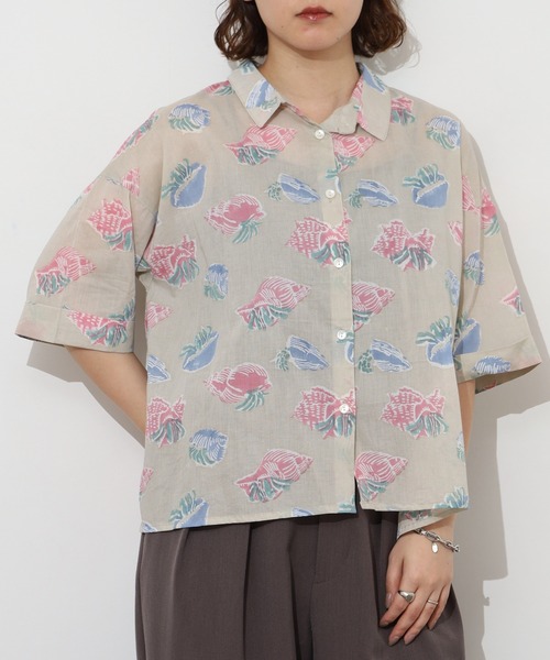 KILKI(キルキー)の「kilki ヤドカリプリントブラウス 半端袖(シャツ/ブラウス・レディース・グレイッシュベージュ/ネイビー系・ONESIZE)」の3枚目の写真