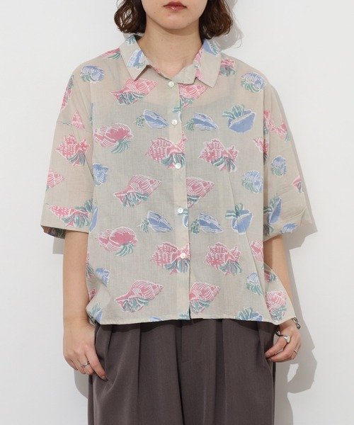 KILKI(キルキー)の「kilki ヤドカリプリントブラウス 半端袖(シャツ/ブラウス・レディース・グレイッシュベージュ/ネイビー系・ONESIZE)」の4枚目の写真