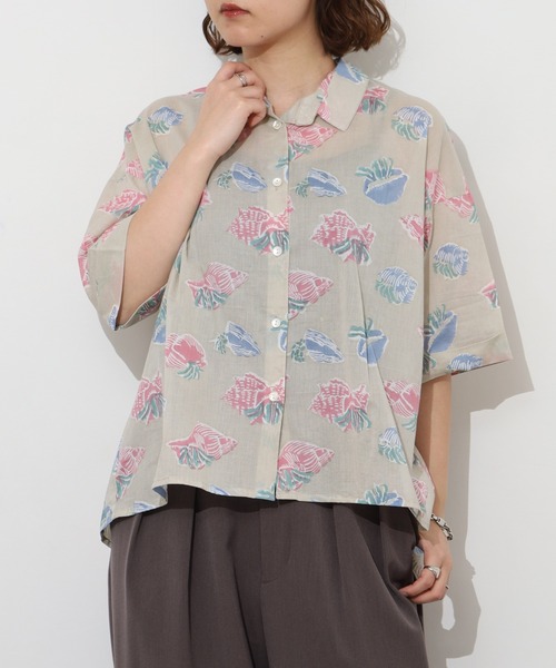 KILKI(キルキー)の「kilki ヤドカリプリントブラウス 半端袖(シャツ/ブラウス・レディース・グレイッシュベージュ/ネイビー系・ONESIZE)」の5枚目の写真