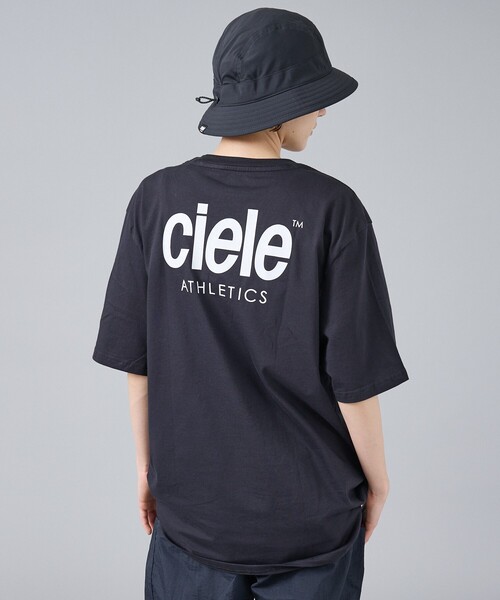 ABAHOUSE(アバハウス)の「【CIELE / シエル】U ORTSHIRT-ATHLETICS / バックロゴ半袖Tシャツ / ユニセックス(Tシャツ/カットソー・メンズ・ブラック/ブルー・M/L)」の1枚目の写真