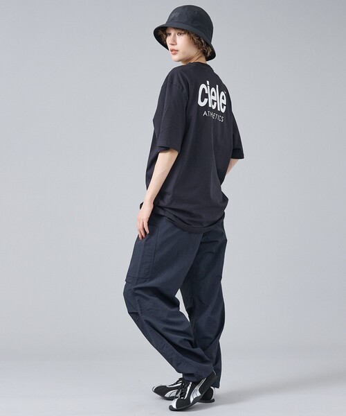 ABAHOUSE(アバハウス)の「【CIELE / シエル】U ORTSHIRT-ATHLETICS / バックロゴ半袖Tシャツ / ユニセックス(Tシャツ/カットソー・メンズ・ブラック/ブルー・M/L)」の3枚目の写真