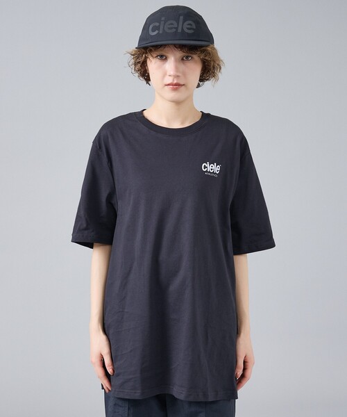 ABAHOUSE(アバハウス)の「【CIELE / シエル】U ORTSHIRT-ATHLETICS / バックロゴ半袖Tシャツ / ユニセックス(Tシャツ/カットソー・メンズ・ブラック/ブルー・M/L)」の4枚目の写真