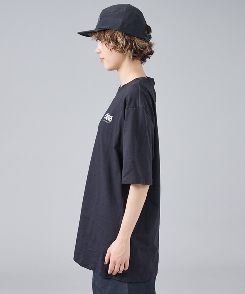 ABAHOUSE(アバハウス)の「【CIELE / シエル】U ORTSHIRT-ATHLETICS / バックロゴ半袖Tシャツ / ユニセックス(Tシャツ/カットソー・メンズ・ブラック/ブルー・M/L)」の5枚目の写真