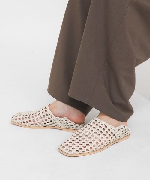 KBF（ケイビーエフ）の「スクエアトゥメッシュシューズ（サンダル・レディース・アイボリー/ブラック・36/37/38）」の3枚目の写真