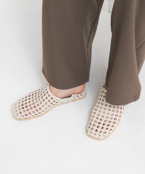 KBF（ケイビーエフ）の「スクエアトゥメッシュシューズ（サンダル・レディース・アイボリー/ブラック・36/37/38）」の5枚目の写真