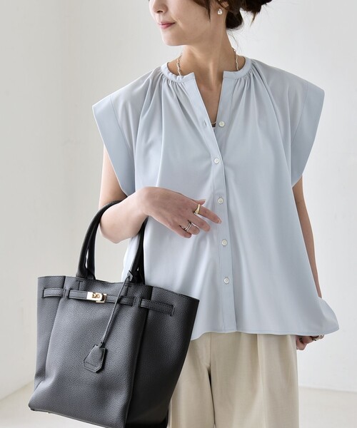 quaranciel(カランシエル)の「quaranciel:〈接触冷感/UVカット/吸水速乾/洗濯機可能〉スキッパー ギャザー シャツ カットソー(Tシャツ/カットソー・レディース・ネイビー/ライトブルー/オフホワイト・ONE SIZE)」の1枚目の写真