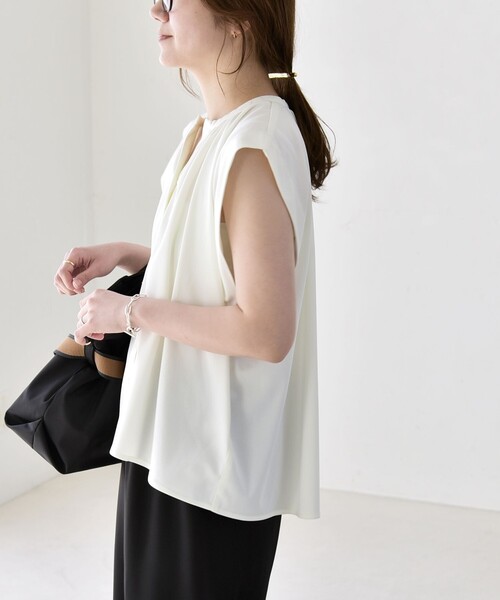 quaranciel(カランシエル)の「quaranciel:〈接触冷感/UVカット/吸水速乾/洗濯機可能〉スキッパー ギャザー シャツ カットソー(Tシャツ/カットソー・レディース・ネイビー/ライトブルー/オフホワイト・ONE SIZE)」の8枚目の写真