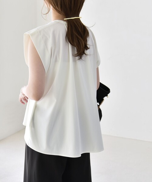 quaranciel(カランシエル)の「quaranciel:〈接触冷感/UVカット/吸水速乾/洗濯機可能〉スキッパー ギャザー シャツ カットソー(Tシャツ/カットソー・レディース・ネイビー/ライトブルー/オフホワイト・ONE SIZE)」の9枚目の写真