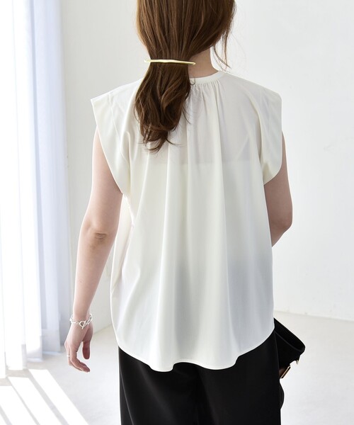 quaranciel(カランシエル)の「quaranciel:〈接触冷感/UVカット/吸水速乾/洗濯機可能〉スキッパー ギャザー シャツ カットソー(Tシャツ/カットソー・レディース・ネイビー/ライトブルー/オフホワイト・ONE SIZE)」の11枚目の写真