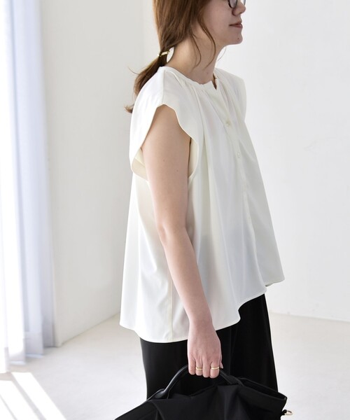 quaranciel(カランシエル)の「quaranciel:〈接触冷感/UVカット/吸水速乾/洗濯機可能〉スキッパー ギャザー シャツ カットソー(Tシャツ/カットソー・レディース・ネイビー/ライトブルー/オフホワイト・ONE SIZE)」の13枚目の写真