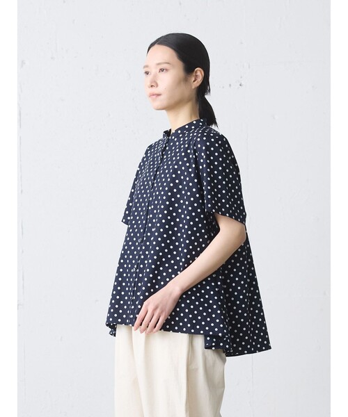 MidiUmi(ミディウミ)の「MidiUmi ハーフスリーブドット柄Aラインシャツ(シャツ/ブラウス・レディース・ライトグレー/ネイビー/キナリ・FREE)」の8枚目の写真