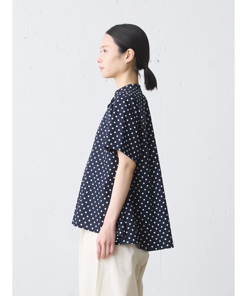 MidiUmi(ミディウミ)の「MidiUmi ハーフスリーブドット柄Aラインシャツ(シャツ/ブラウス・レディース・ライトグレー/ネイビー/キナリ・FREE)」の9枚目の写真