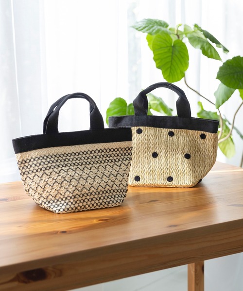welleg(ウェレッグ)の「ペーパー風 マチ付き ミニトートバッグ(ショルダーバッグ・レディース・ブラック×ホワイト/ライトグレー/ベージュ×ブラック/ベージュ・フリー)」の11枚目の写真