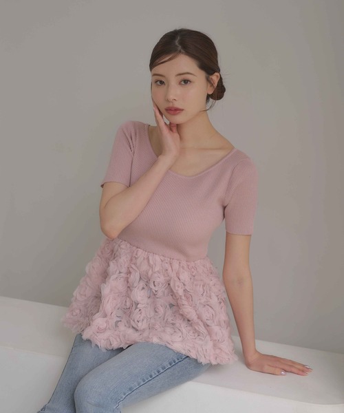 SOELA(ソエラ)の「フラワーチュールペプラム半袖ニット(ニット/セーター・レディース・ブラック/ピンク/アイボリー/ピンク系・FREE)」の3枚目の写真