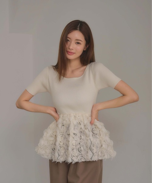 SOELA(ソエラ)の「フラワーチュールペプラム半袖ニット(ニット/セーター・レディース・ブラック/ピンク/アイボリー/ピンク系・FREE)」の1枚目の写真